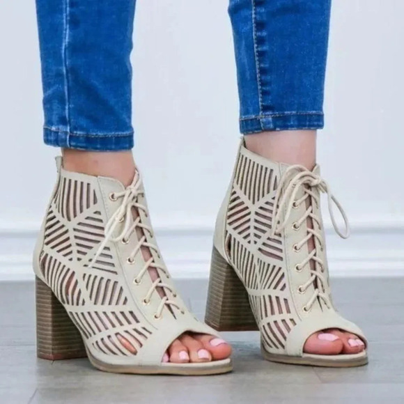 WILD DIVA LOUNGE NWOT Jamie-31 Natural Calf PU Leatherette‎ Peep Toe Bootie Heel - Picture 1 of 7